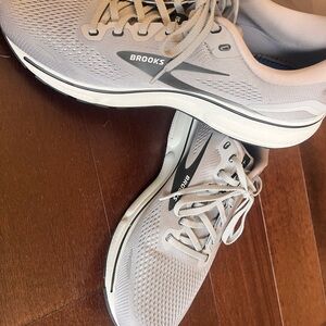 NWOT Brooks Mens Ghost Running Shoe - Gray